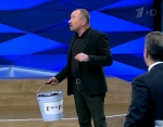 Телеведущий с ведром