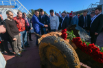 Поисковики подняли со дна Невы противотанковую пушку