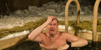 Губернатор Александр Дрозденко совершил омовение в крещенской купели - Гатчинская служба новостей